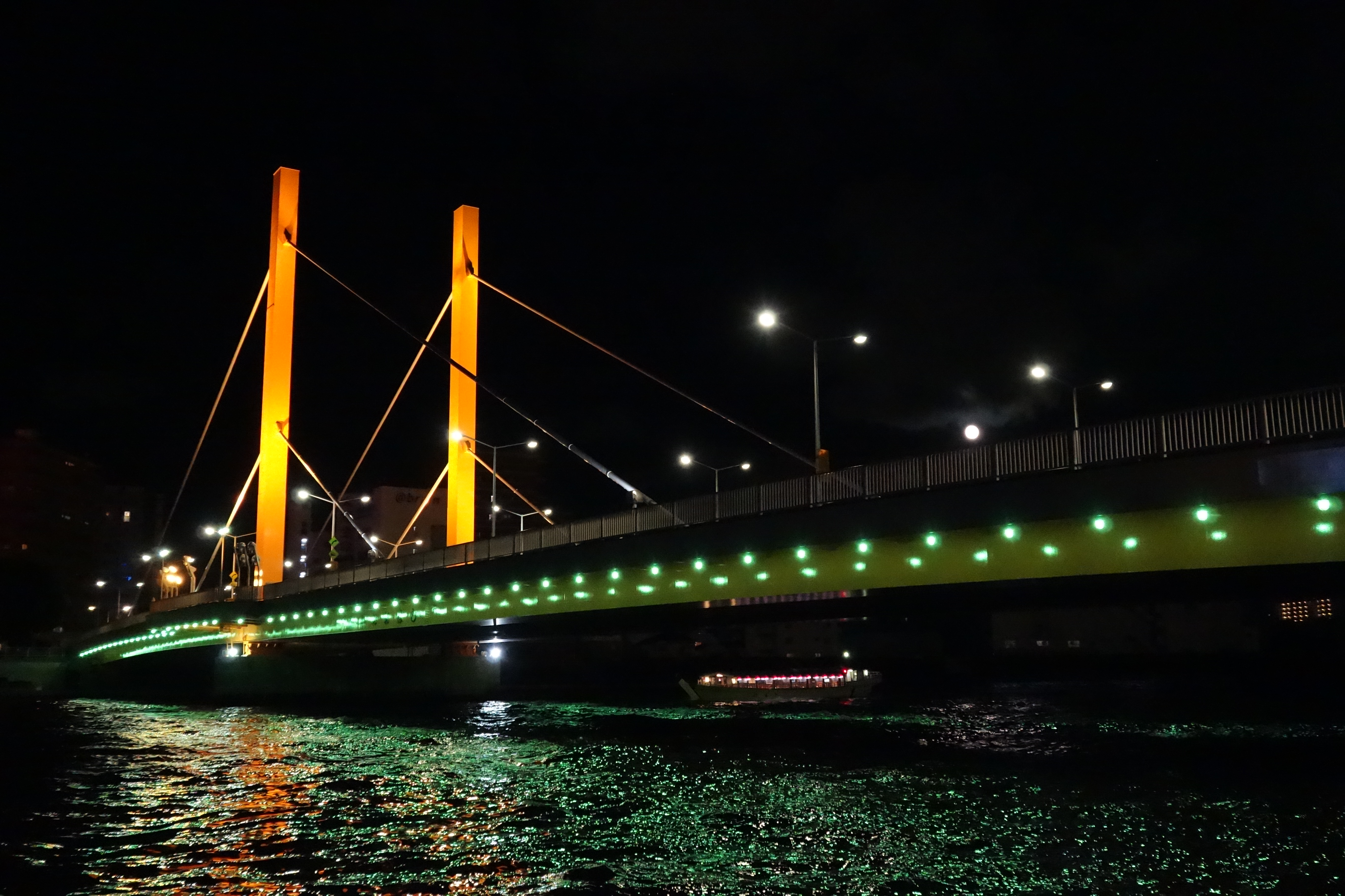 <b>DSC-RX100 / 約5.1MB / 5,472×3,648 / 1/160秒 / F4 / -1.0EV / ISO6400 / WB:オート / 13mm</b>