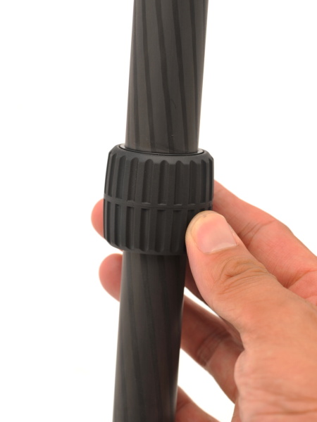 <b>ナットロック式を採用</b>