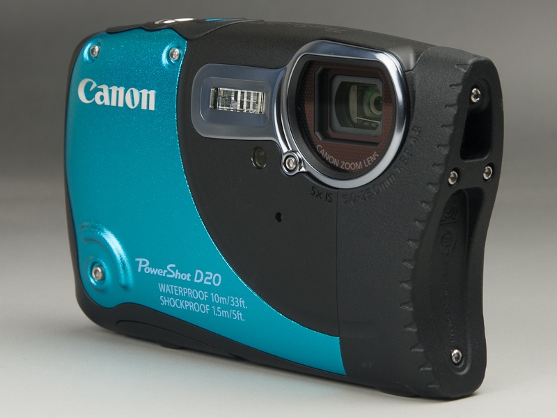 <b>フラットだが曲面を生かした独特のデザイン。鮮やかなフロントパネルが特徴的</b>