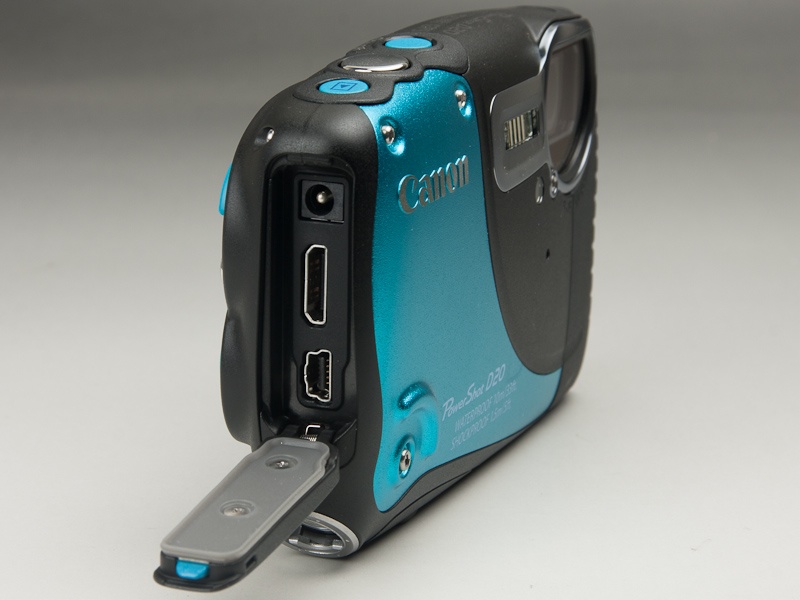 <b>本体側面にはUSBやHDMI端子を搭載</b>