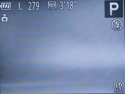 <b>背面のボタンも鮮やかな水色。ズームボタンの下には親指を置くスペースがあり、誤操作を防ぎやすい。特にその隣にムービーボタンがあり、構えていて間違って押してしまう、ということはない</b>