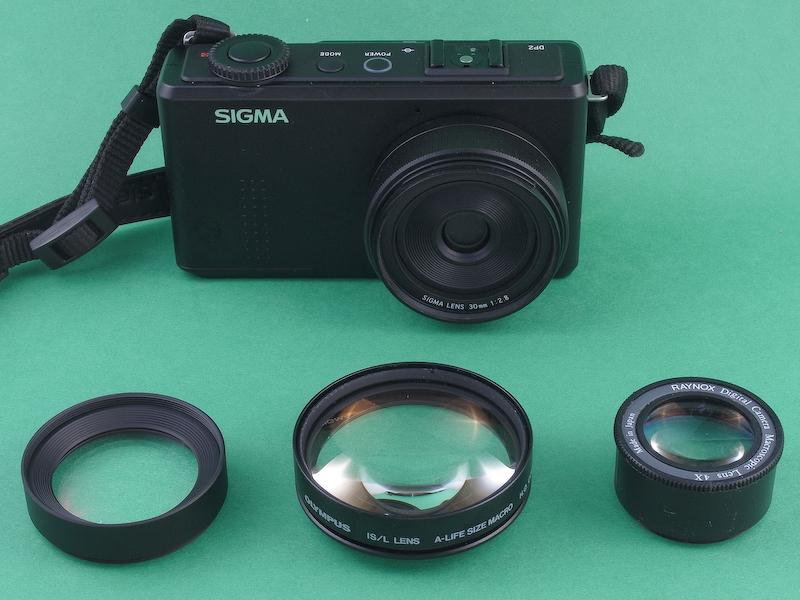 <b>そこでAML-2（左）より倍率の高いクローズアップレンズとして、オリンパス製「IS/L LENS A-LIFE SIZE MACRO H.Q.CONVERTER f=13cm」（中）と、さらに高倍率のレイノックス製「MSN-202スーパーマクロレンズ」（右）を用意してみた。</b>