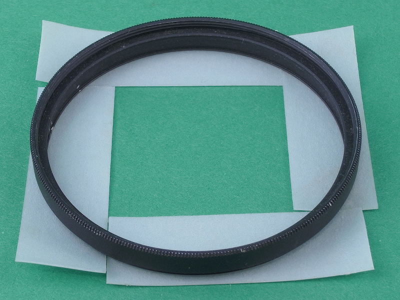 <b>まずフィルター枠の裏側に、ご覧のように両面テープ（強力タイプ）を貼る。</b>