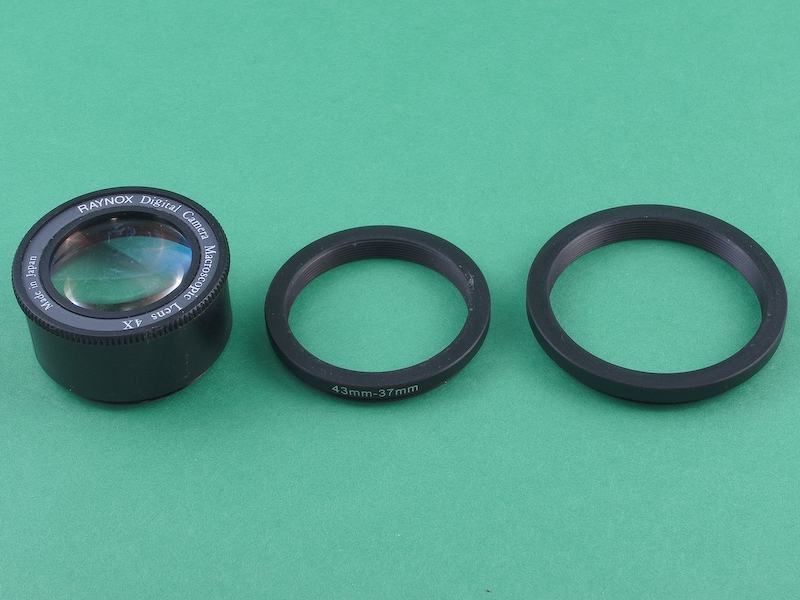 <b>レイノックス製MSN-202スーパーマクロレンズは、43mm→37mm（中）、49mm→43mm（左）、のステップダウンリングを重ね、レンズに装着する。もちろん49mm→37mmのリングが用意できるなら、それを使うに越したことはないだろう。</b>