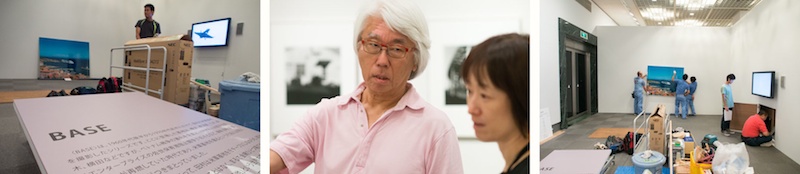 <b>東京都写真美術館で現在開催中の田村彰英写真展「夢の光・Light of Dreams」。展覧会の前日、作品展の搬入、展示の現場を取材させていただいた。ボクが現場へ入った時には額装された作品の搬入そのものは終わっていて、展示位置の調整やライティングの設定などの作業中だった。展示や照明にはそれぞれ専門の業者さんたちが大勢いて、テキパキ正確に進んでいった。展覧会の設営風景を取材に来たはずだが、上質な職人芸をみせてもらった気分でうれしくなってしまった(笑)。今回の展覧会は田村さんのデビューからの作品の歴史を辿る展示だが、写真作品だけではなく田村さんのコレクションでもあり、実際の「赤陽」シリーズの撮影にも使われた8×10カメラやオールド・レンズも展示されている。また短い映像作品もあるので、いろんな側面から楽しめるようになっている。</b>