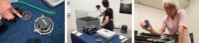 <b>東京都写真美術館で現在開催中の田村彰英写真展「夢の光・Light of Dreams」。展覧会の前日、作品展の搬入、展示の現場を取材させていただいた。ボクが現場へ入った時には額装された作品の搬入そのものは終わっていて、展示位置の調整やライティングの設定などの作業中だった。展示や照明にはそれぞれ専門の業者さんたちが大勢いて、テキパキ正確に進んでいった。展覧会の設営風景を取材に来たはずだが、上質な職人芸をみせてもらった気分でうれしくなってしまった(笑)。今回の展覧会は田村さんのデビューからの作品の歴史を辿る展示だが、写真作品だけではなく田村さんのコレクションでもあり、実際の「赤陽」シリーズの撮影にも使われた8×10カメラやオールド・レンズも展示されている。また短い映像作品もあるので、いろんな側面から楽しめるようになっている。</b>