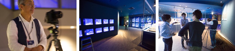 <b>オープンしたばかりの東京スカイツリーに併設されている、すみだ水族館へ6月の初旬の夜に訪れた。閉館してお客さんの退場を待ってからの撮影なので、その前にこの日撮影する部分の打合せからスタート。中に入ると大きなプールではペンギンの群れが出迎えてくれた。水族館という空間そのものや、クラゲが好きなボクは楽しいロケ現場だったが、中道さんたちはもちろん真剣にテキパキと進行していった。梅雨に入った東京地方だが、この時ばかりは涼しげなブルーの空間でゆっくりと泳ぐ魚たちやクラゲの群れに癒された。アクアラボでは研究員の実験風景を開放しているコーナーでわかりやすく見られるそうだ</b>