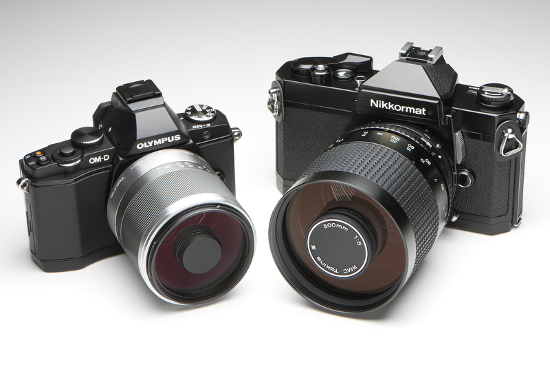 <b>フィルム時代の同社ミラーレンズ500mmF8とくらべると「Reflex 300mm F6.3 MF MACRO」の小ささが際立つ。デジタルでの描写特性は、もちろん後者が上手だ</b>