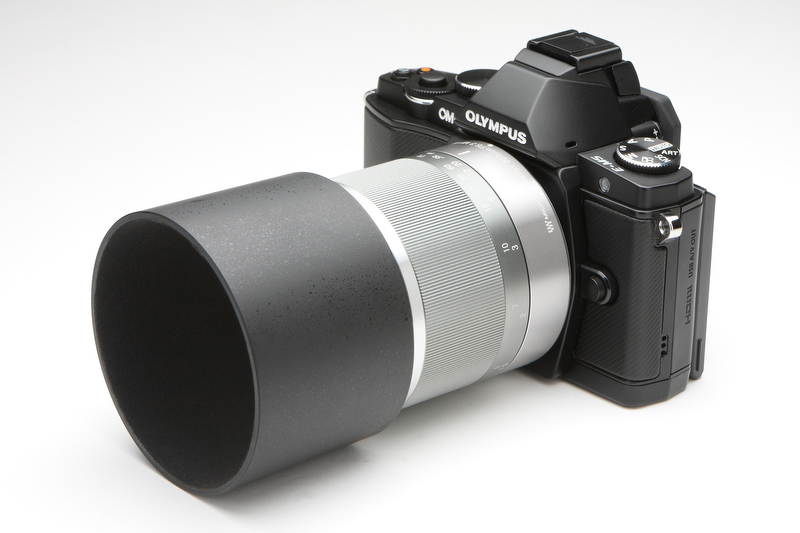 <b>付属するフードを装着するとより精かんな印象となる。遮光効果も十分で、内側は光の反射を抑える植毛処理が施される。</b>