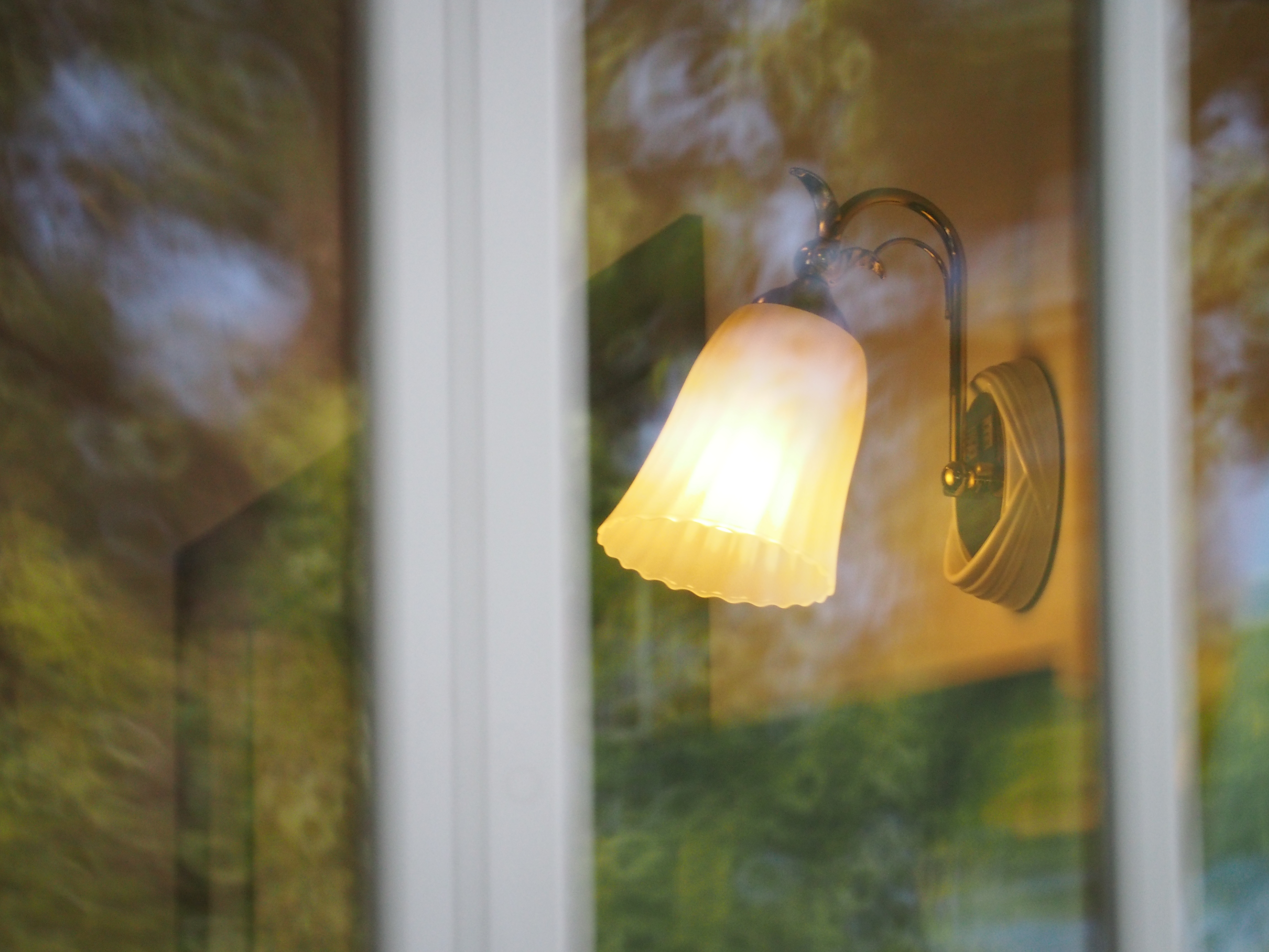 <b>ガラスに映りこんだ点光源がリングボケとなる。このような描写はEVFやモニターで見てはじめて気がつくことが多い。E-M5 / Reflex 300mm F6.3 MF MACRO / 約7.5MB / 4,608×3,456 / 1/250秒 / F6.3 / +0.7EV / ISO1600 / WB:オート</b>