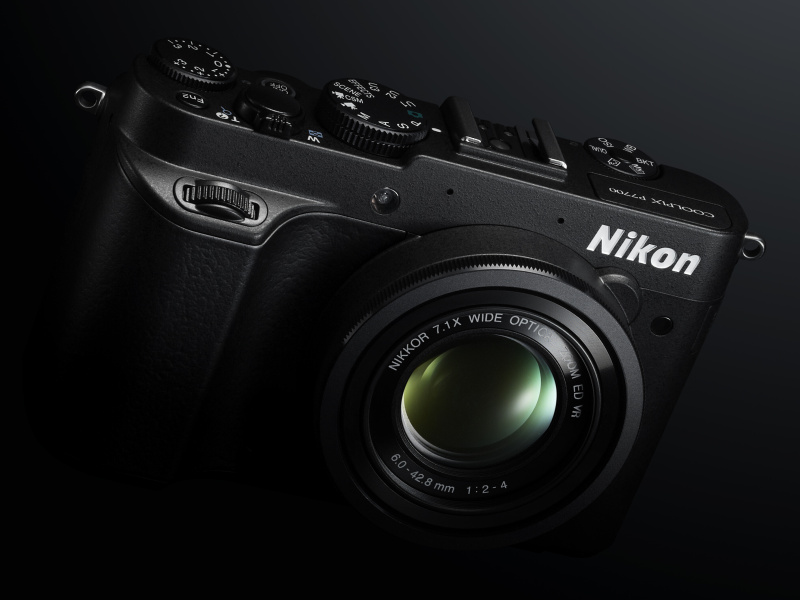 <b>COOLPIX P7700</b>