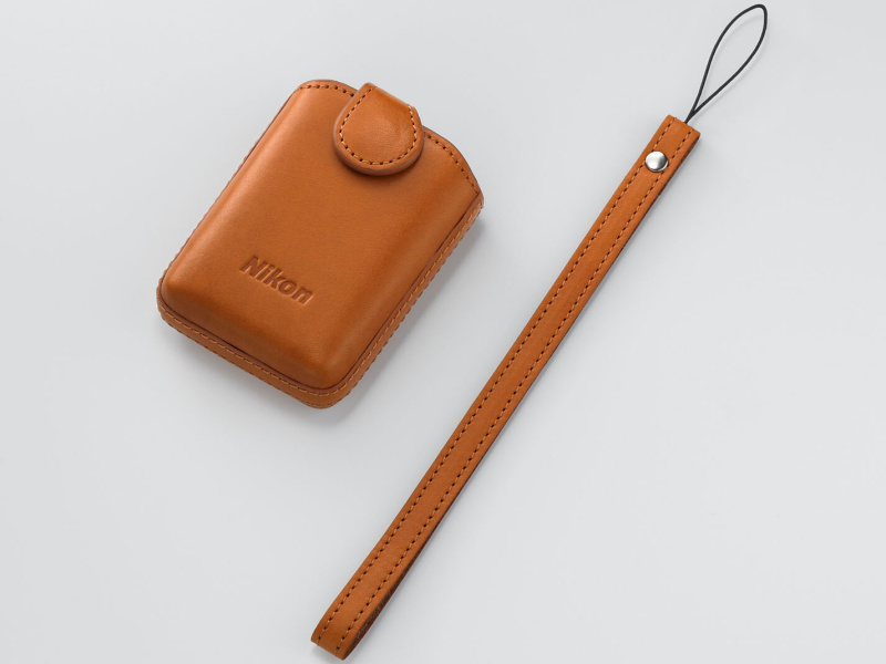 <b>オプションでケースとストラップのセットを用意する。写真はブラウン</b>
