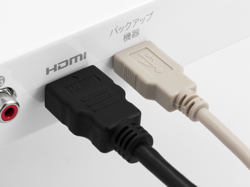 <b>背面の端子。テレビと接続するHDMI端子、バックアップ用の外付けHDDがつなげられるUSB端子がある。</b>