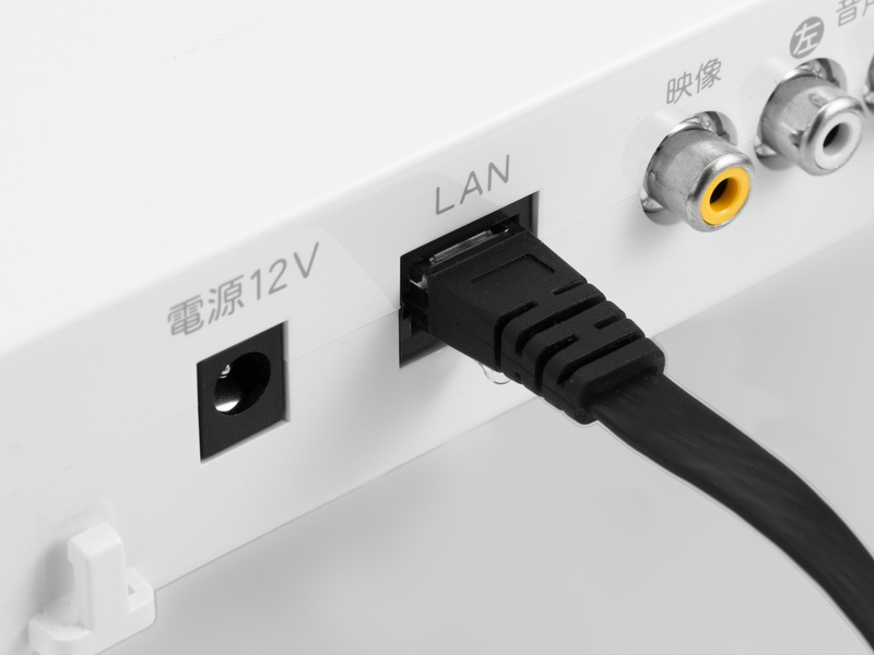 <b>同じく背面のLAN端子。これはインターネットと接続して地図を表示するために利用する。残念ながらNAS機能はない。</b>