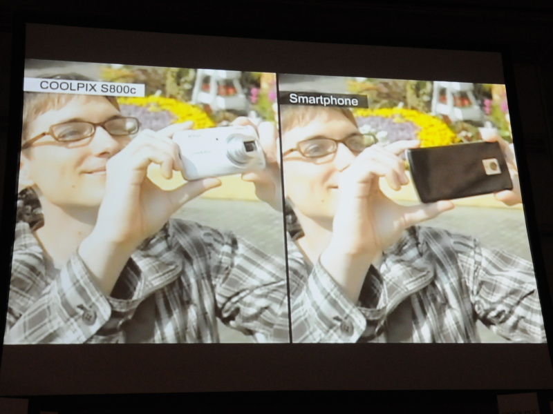 <b>スマートフォンでの撮影シーンと比較したイメージ映像を上映。「もっとみんなのいいね! をゲットしよう」とのナレーション</b>