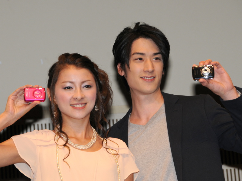 <b>COOLPIX S01をiPhone 4S（右）とサイズ比較</b>