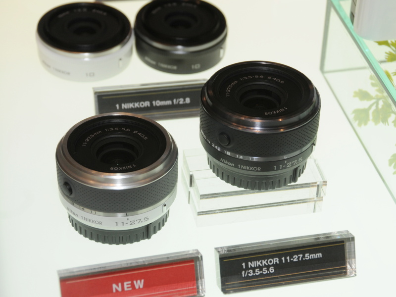 <b>Nikon 1 J2と同時発表の沈胴式標準ズームレンズ「1 NIKKOR 11-27.5mm F3.5-5.6」（35mm判換算30-74mm相当）。既存の1 NIKKOR VR 10-30mm F3.5-5.6より約11mm薄く、約32g軽いという</b>