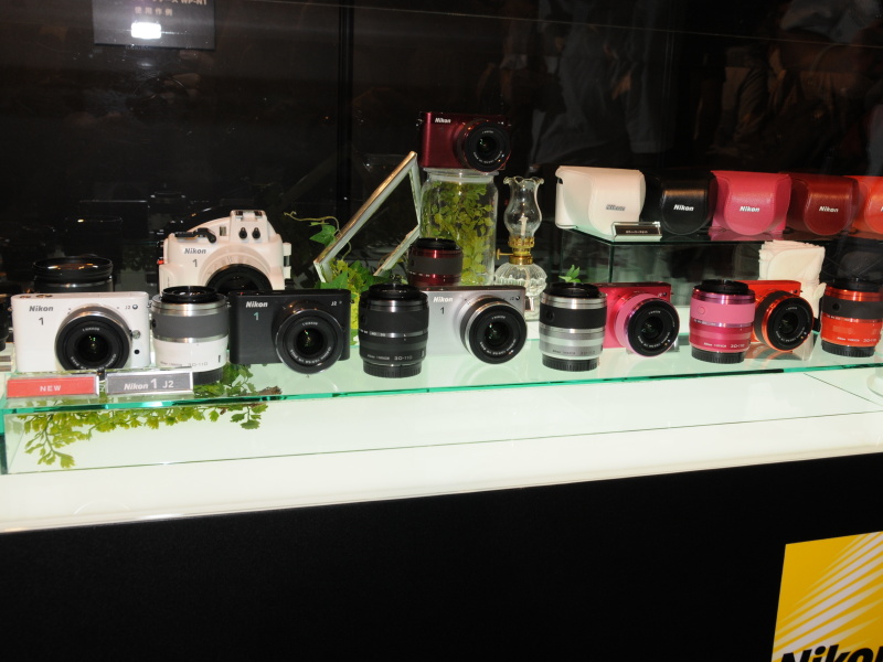 <b>Nikon 1 J2のカラーバリエーション</b>