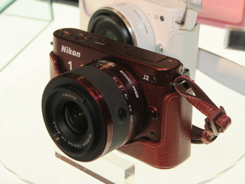 <b>Nikon 1 J2。ボディケースなどと組み合わせて展示していた</b>