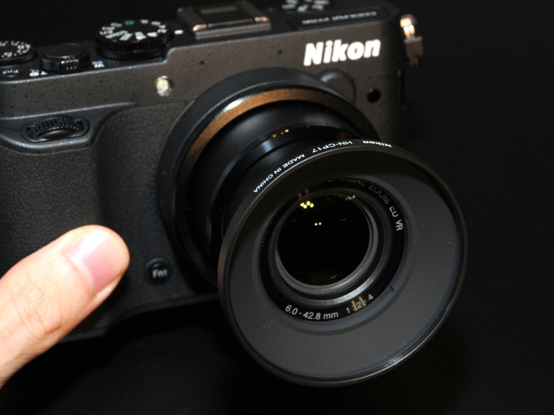 <b>レンズ鏡筒先端に40.5mmのフィルターネジ。別売フードの装着で58mm径になる。装着フィルターによってはケラレが生じる可能性があるため、フード経由での装着を推奨していた</b>