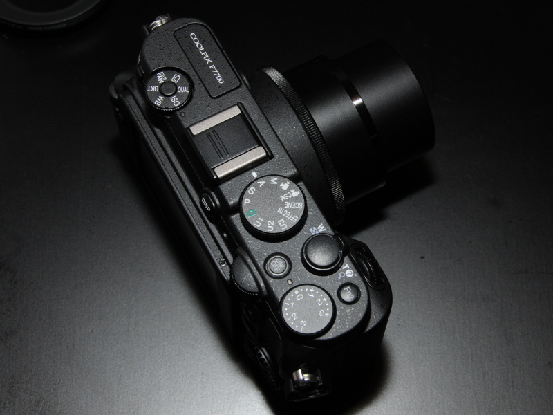 <b>光学ビューファインダーは廃止された。モードダイヤルに加えて露出補正ダイヤルを装備</b>