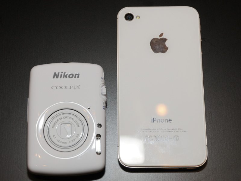 <b>COOLPIX S01をiPhone 4S（右）とサイズ比較</b>