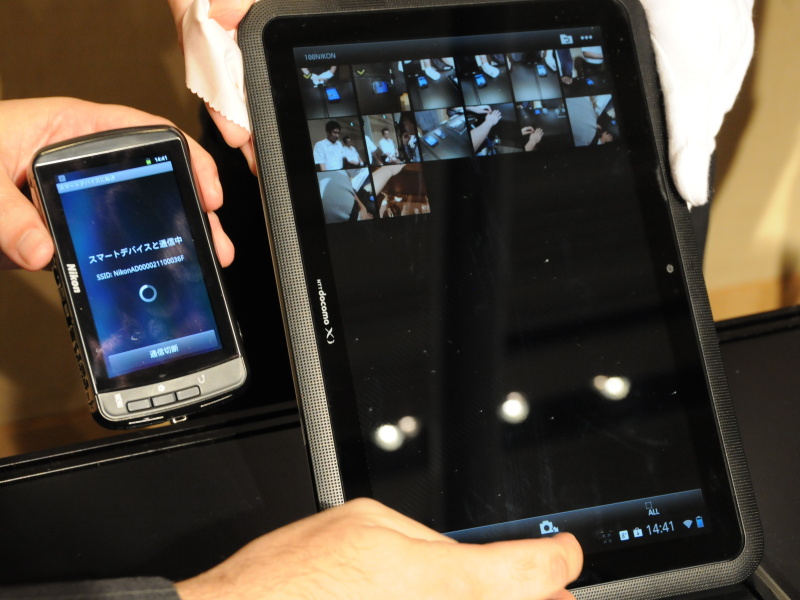 <b>COOLPIX S800c内の画像を受信する専用アプリをインストールしたタブレット端末と接続したところ。転送はフル画素のほか、2M相当、VGA相当でも可能。保存先はOSのギャラリー</b>