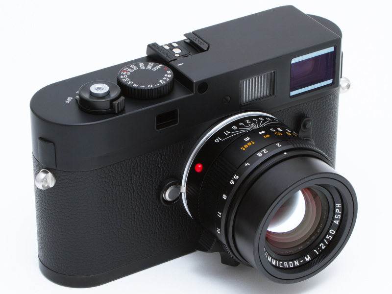 <b>世界初、35mmフルサイズのモノクロ専用CCDを搭載したライカMモノクローム。Leicaのロゴがどこにもないマット調のブラッククローム仕上げは、見るからにスペシャルな印象を受ける。レンズはライカ アポ・ズミクロンM f2.0/50mm ASPH.。</b>