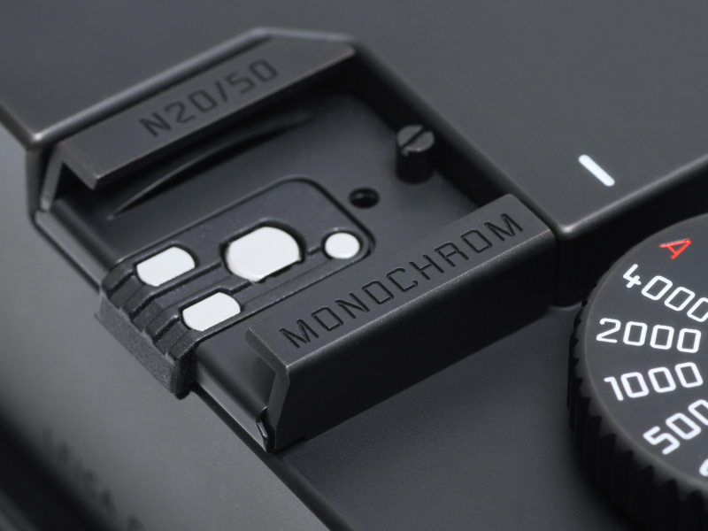 <b>Leicaのロゴはなく、機種名はアクセサリーシューに「MONOCHROM」の刻印があるだけ。しかも同色で目立たない。ちなみにモノクロームは英語では「MONOCHROME」だが、「MONOCHROM」はドイツ語。シリアルナンバーもアクセサリーシューに入る。</b>