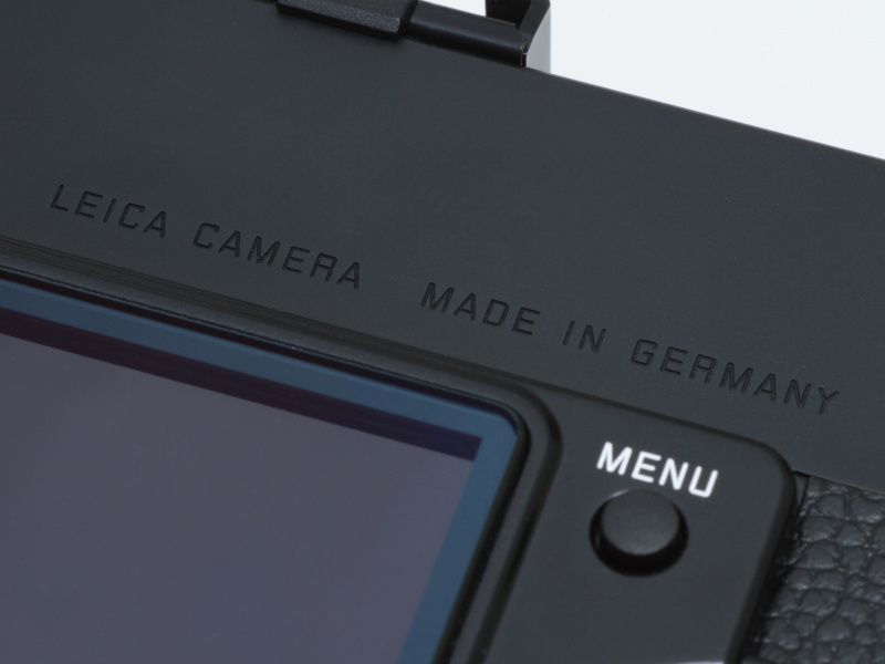 <b>唯一「LEICA」の文字があるのが背面。しかしLEICA CAMERA MADE IN GERMANYの文字には、普通なら白い塗料が使われるはずだが、Mモノクロームは彫られているだけ。ライカカメラ社のこだわりが感じられる。</b>