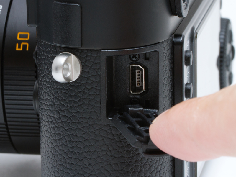 <b>側面のカバーを開けると、M9やM9-Pと同じくUSB端子が現れる。ちなみに端子はこれだけ。HDMIもビデオ端子も何もない。M型ライカはシンプルなのだ。</b>