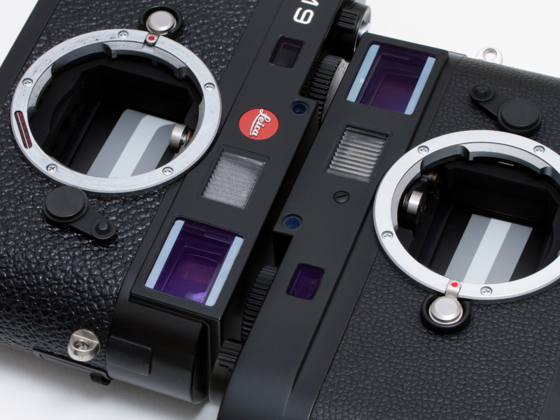 <b>左が筆者が使用しているライカM9のブラックペイント。艶のある仕上げだ。それに対し右のMモノクロームはブラッククローム。マットな仕上がりはクールな印象だ。</b>