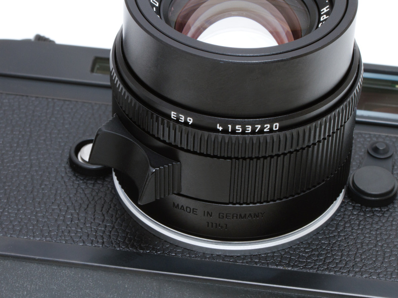 <b>従来モデルのズミクロンM f2.0/50mmはピントリングに指掛けレバーがなく、リングを摘んで回すが、アポ・ズミクロンM f2.0/50mm ASPH.は指掛けレバーが装備された。左手の人差し指1本でピント合わせが行なえる。</b>