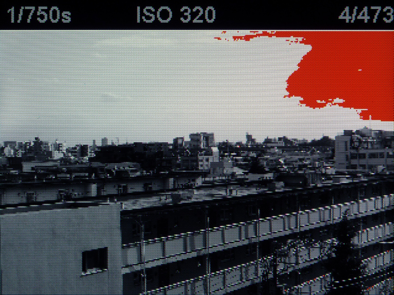 <b>ハイライト部のクリッピング。白飛びした部分が赤く点滅する。</b>