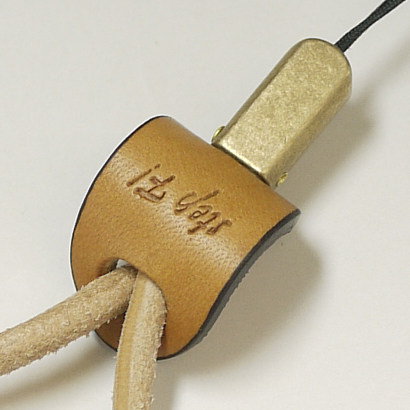 <b>金具には真鍮を採用する</b>