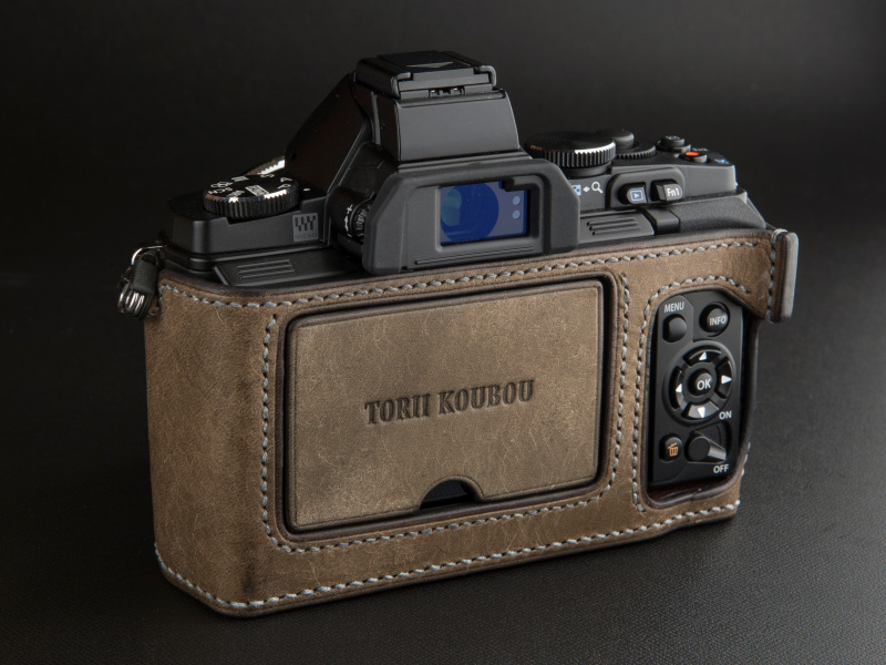 <b>液晶モニターの革製カバーが付属する。これまでありそうでなかった発想だ</b>