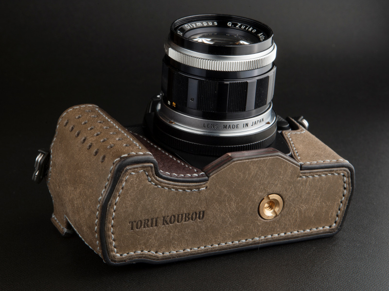 <b>三脚穴に真鍮製のネジで固定する。ネジ自体に三脚穴があり、ケース装着した状態で三脚に固定できる</b>