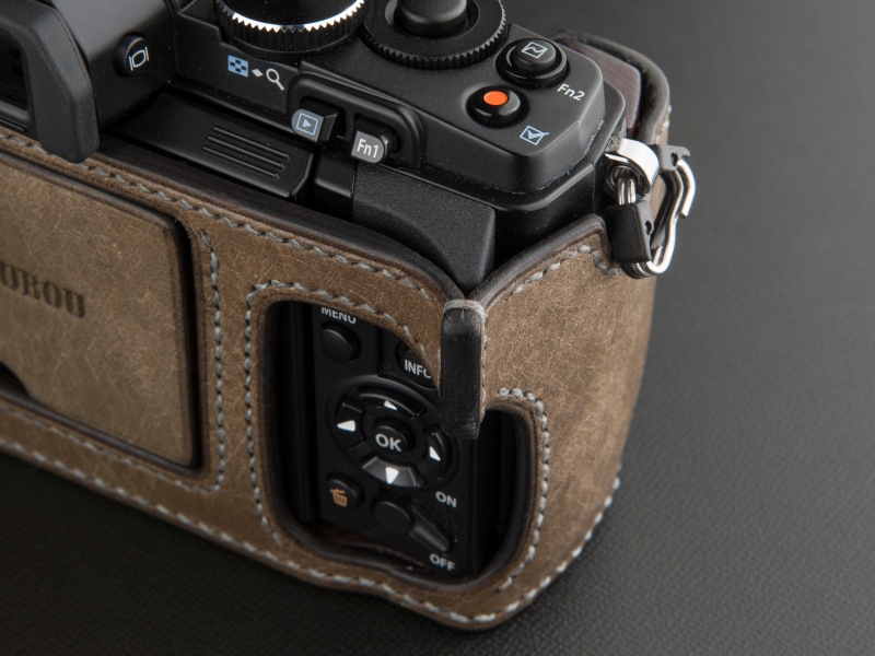 <b>OM-Dの親指グリップにそったデザインを採用。他機種でも親指グリップ付きのケースがある</b>