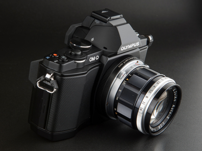 <b>Gズイコー40ミリF1.4を装着すると、そのままではカメラが前に倒れてしまう</b>