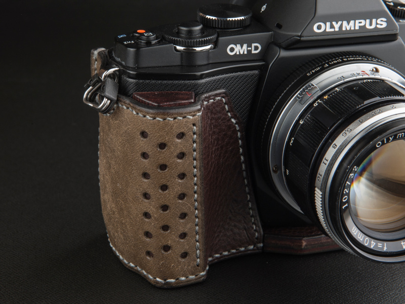 <b>パンチングを施した大きめのグリップを搭載する。重量のあるレンズを付けても安心だ</b>