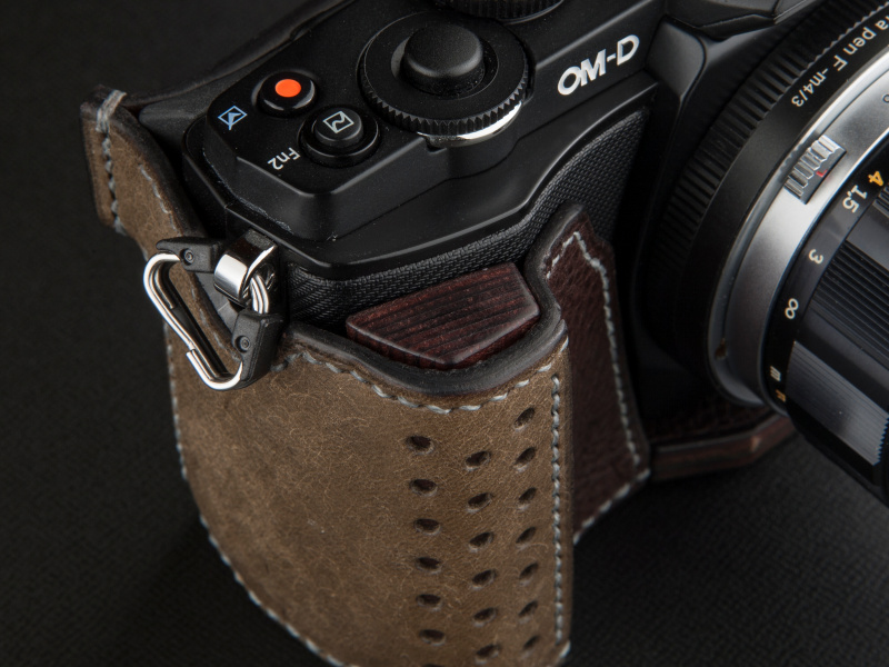 <b>芯材のコバ処理が美しい。数あるカメラケースブランドのなかでもトップクラスの仕上げだ</b>