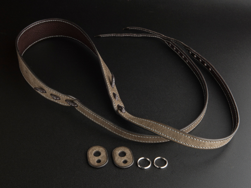 <b>鳥井工房のQueショルダーストラップセットは1万9,800円。当て革と二重リングが付属する</b>