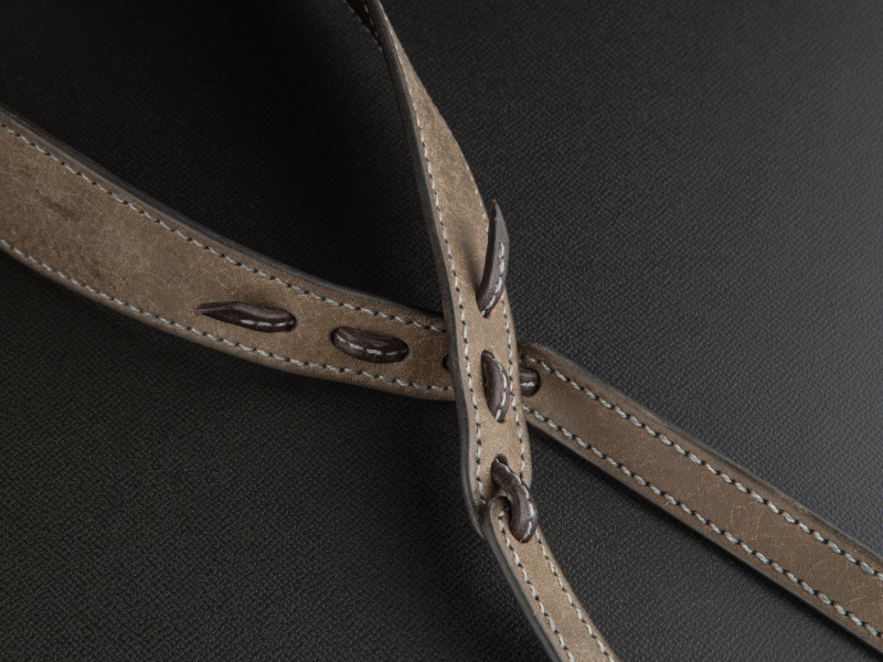 <b>先端の細いレザーを交互に通し、金属パーツを使わずに長さ調整に対応している</b>