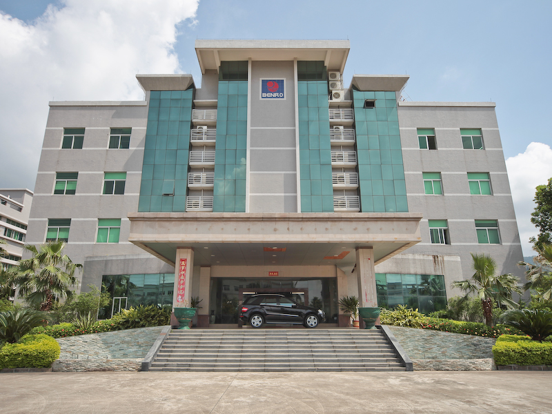 <b>広東省中山市にある百諾（BENRO）精密工業。“百諾”とはユーザーから100％の承諾を得られることを理念とした社名</b>