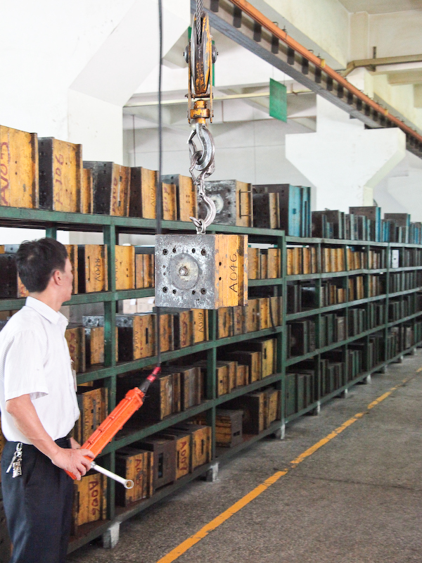 <b>射出成形機用の金型もずらりと並んでいる。ちょうど交換作業を行なっていた</b>