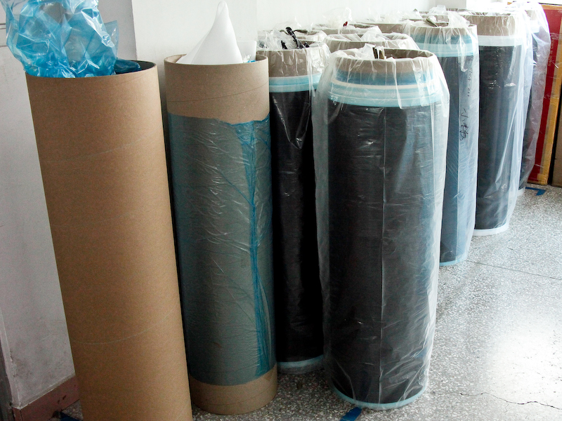 <b>カーボンシートへの加工も自社で行なう</b>