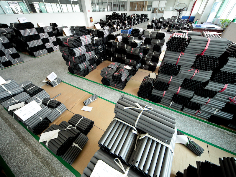 <b>パイプのストック場所にはモデルごとに大量のパイプが積んであった。それだけ多くのラインナップがあるということだ</b>