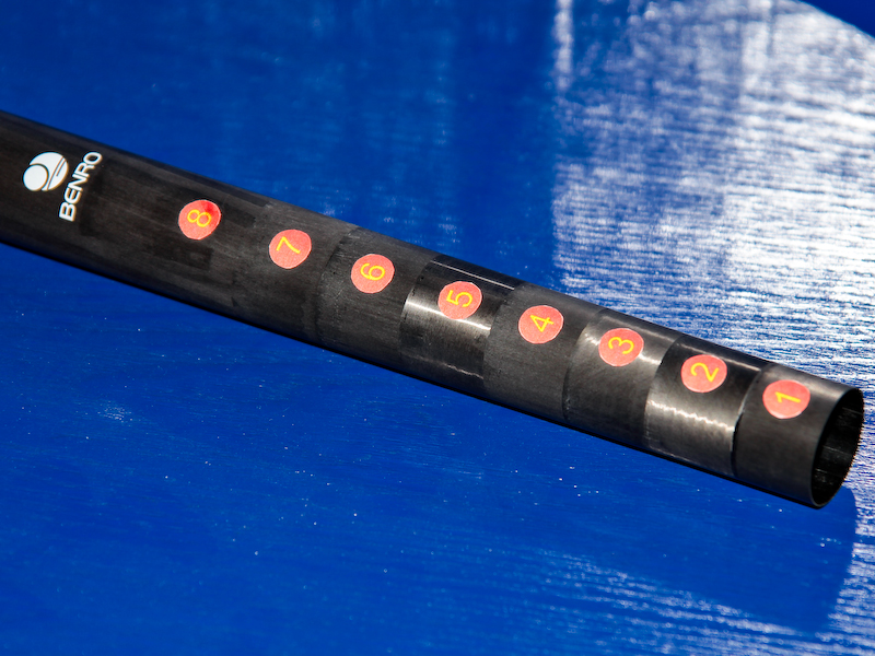 <b>8層巻きカーボンパイプは各層の繊維方向をばらばらにして強度を高めている</b>