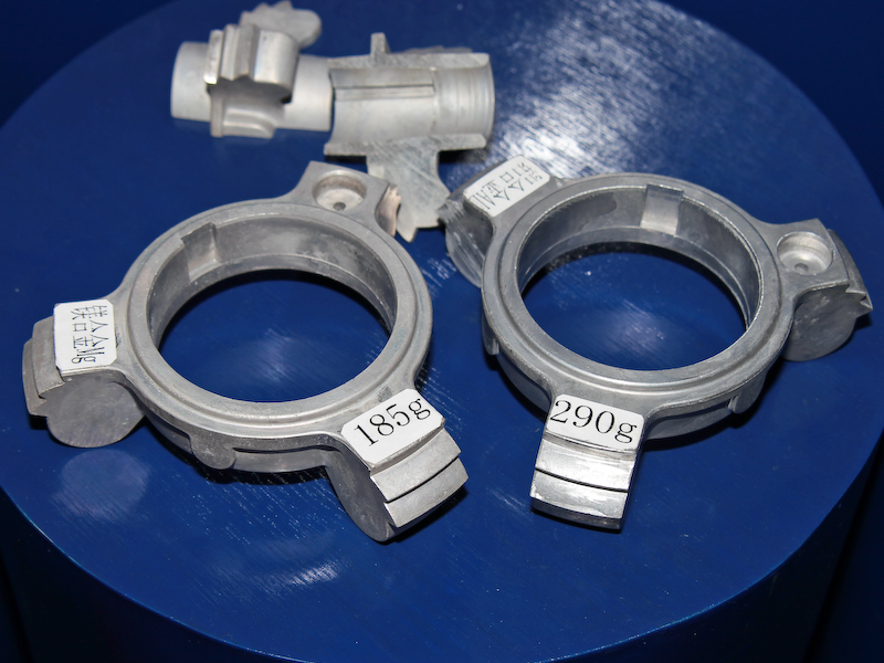 <b>金属部品も以前はアルミ合金（右）を使用していたが、現在は大幅に軽量なマグネシウム合金に変更している</b>