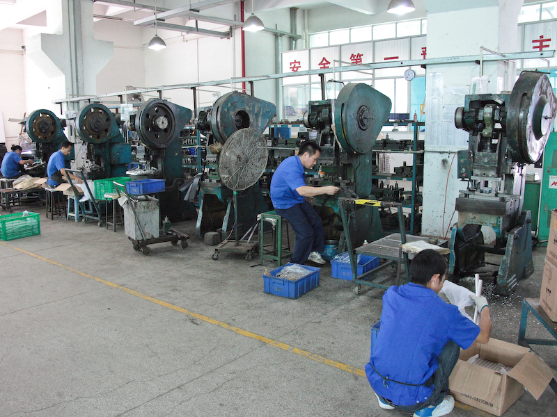 <b>このセクションには大小のプレス機が並んで作業をしていた</b>